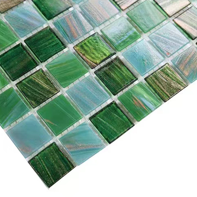 Klassischer Retro-Stil Grüne Glas Mosaikfliesen mit Goldlinie Badezimmer Toilette Hintergrund Wandfliesen