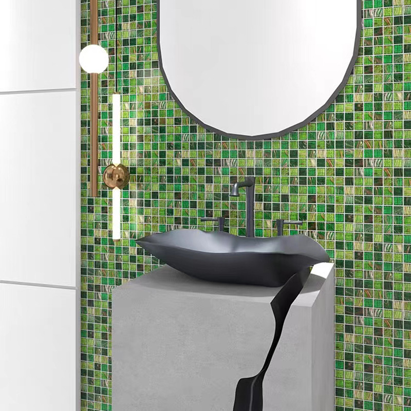 Klassischer Retro-Stil Grüne Glas Mosaikfliesen mit Goldlinie Badezimmer Toilette Hintergrund Wandfliesen