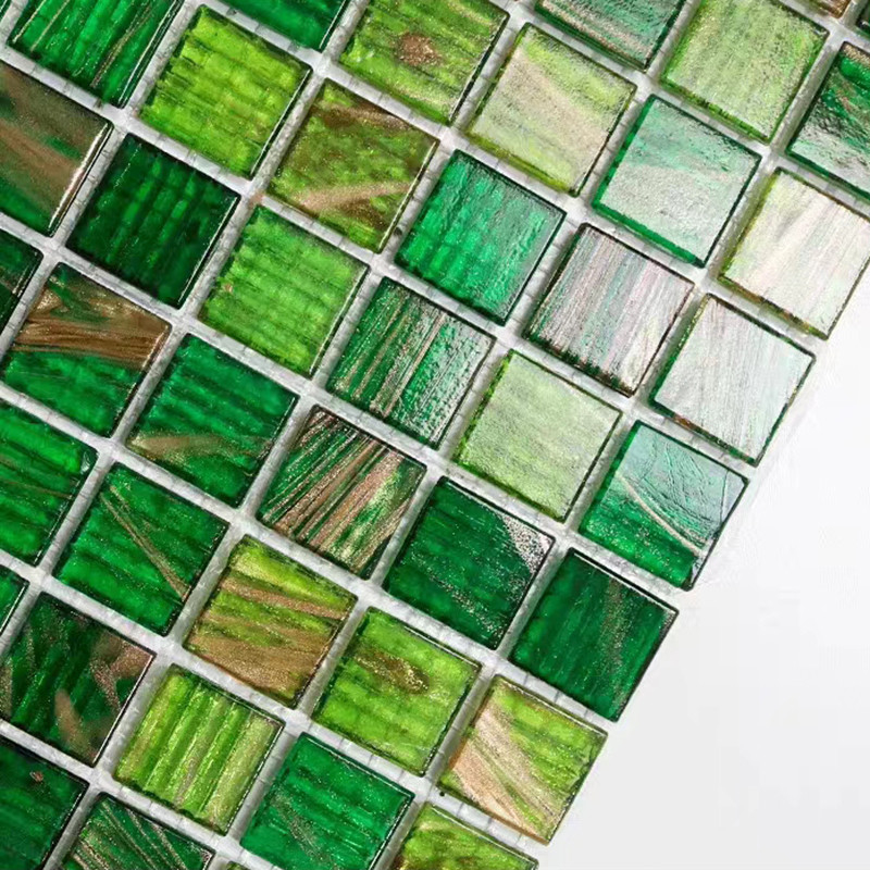 Klassischer Retro-Stil Grüne Glas Mosaikfliesen mit Goldlinie Badezimmer Toilette Hintergrund Wandfliesen