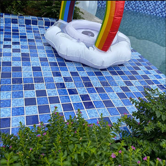 Quadratischer Schwimmbad Mosaikfliesen Innenfischbecken Keramik Außenlandschaft Wand Bodenblau