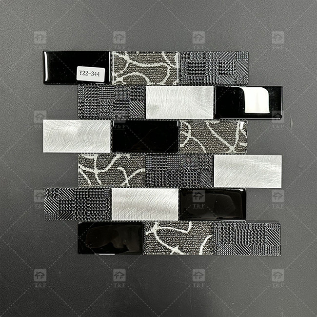 Lange Streifenform Schwarzes Glas Mosaikfliesen mit Metallgrenze Bad Wandmuster Dekor